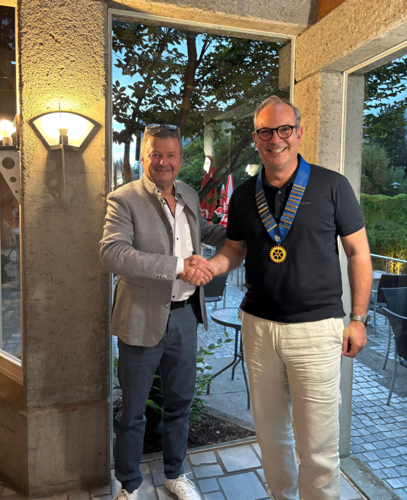 Thomas Sattlegger (links) übergab das Amt des Präsidenten für das kommende rotarische Jahr an Lucas Nerud (rechts)