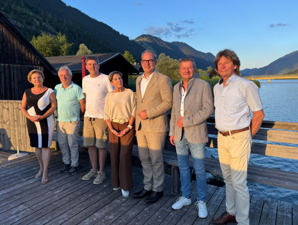 Das neue Vorstandsteam im Rotary Club Oberdrautal-Weissensee: Foundationbeauftragte Margit Winkler, 2. Sekretär Alfred Schader, Sekretär Hubert Fercher, Präsidentin Elect Ulrike Biechl, Präsident Lucas Nerud, Past-Präsident Thomas Sattlegger und Vortragsmeister Anton Ebenberger (v. li.) – nicht im Bild: Internetbeauftragte Johanna Kanzian und Schatzmeisterin Gudrun Prietl